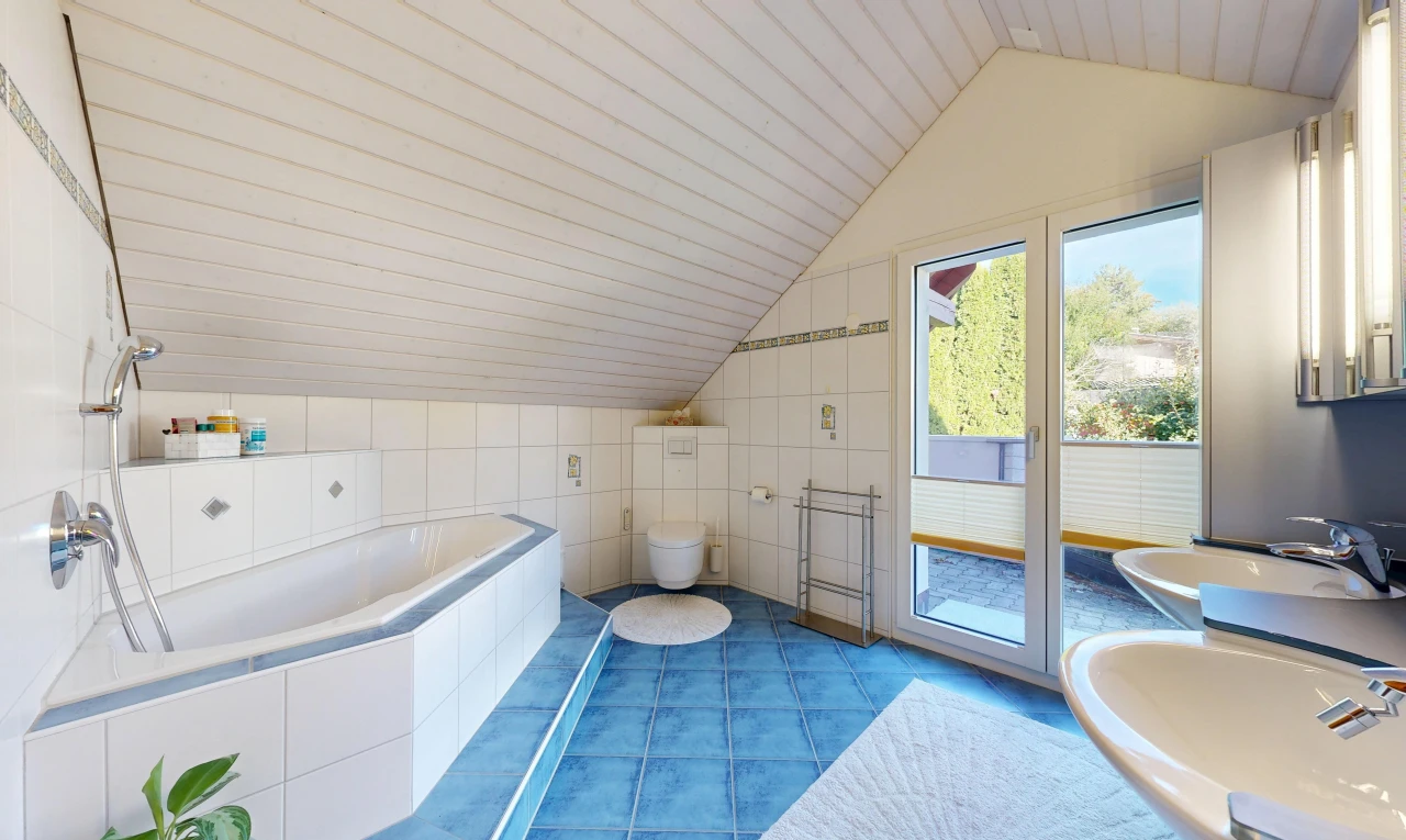 bad mit komplettes badezimmer, bad, vaulted ceiling, dachschräge, und tile wall