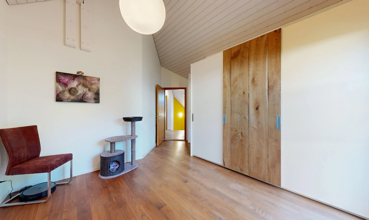 zimmer / schlafzimmer mit vaulted ceiling, dachschräge, drywall, gipskartonwand, und high ceiling
