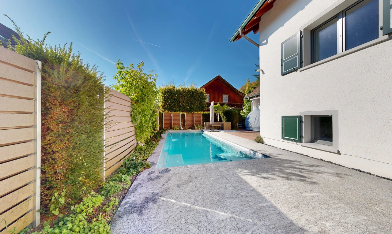 schwimmbad mit schwimmbad, zaun, from property, day time, und terrasse