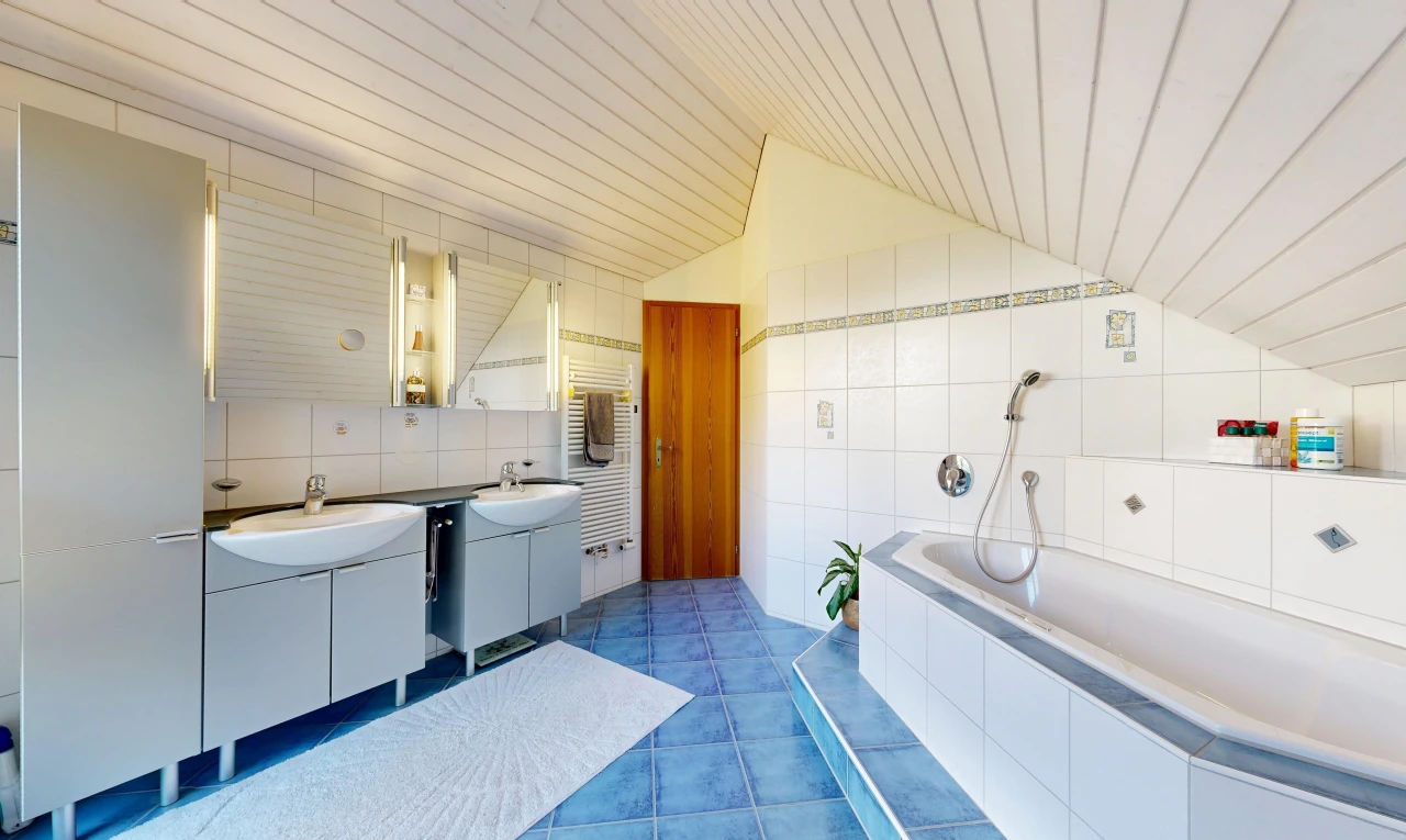 bad mit komplettes badezimmer, tile wall, fliesenwand, bad, und vaulted ceiling