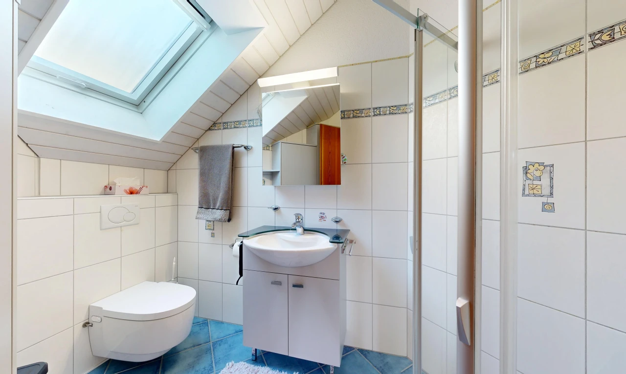bad mit tile wall, fliesenwand, spiegel, komplettes badezimmer, und schminktisch