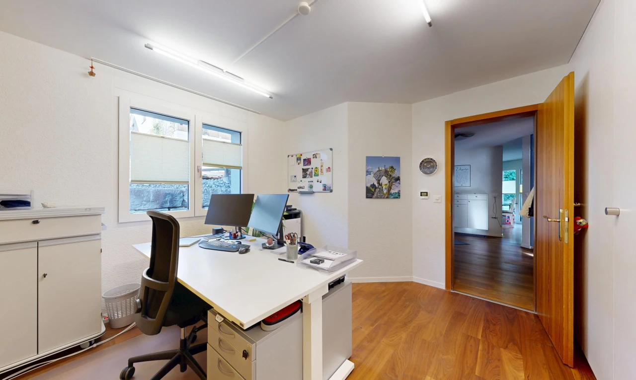 büro mit wood finish floor, holzfußboden, drywall, gipskartonwand, und fernseher
