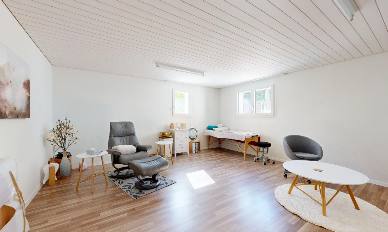 büro mit drywall, gipskartonwand, natürliches licht, wood ceiling, und holzdecke