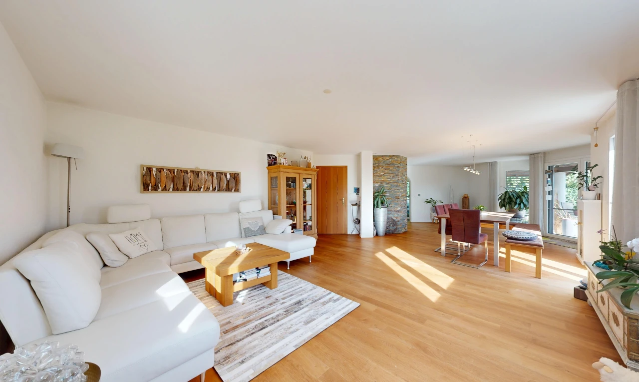 wohn- / esszimmer mit wood finish floor, holzfußboden, drywall, gipskartonwand, und inside property
