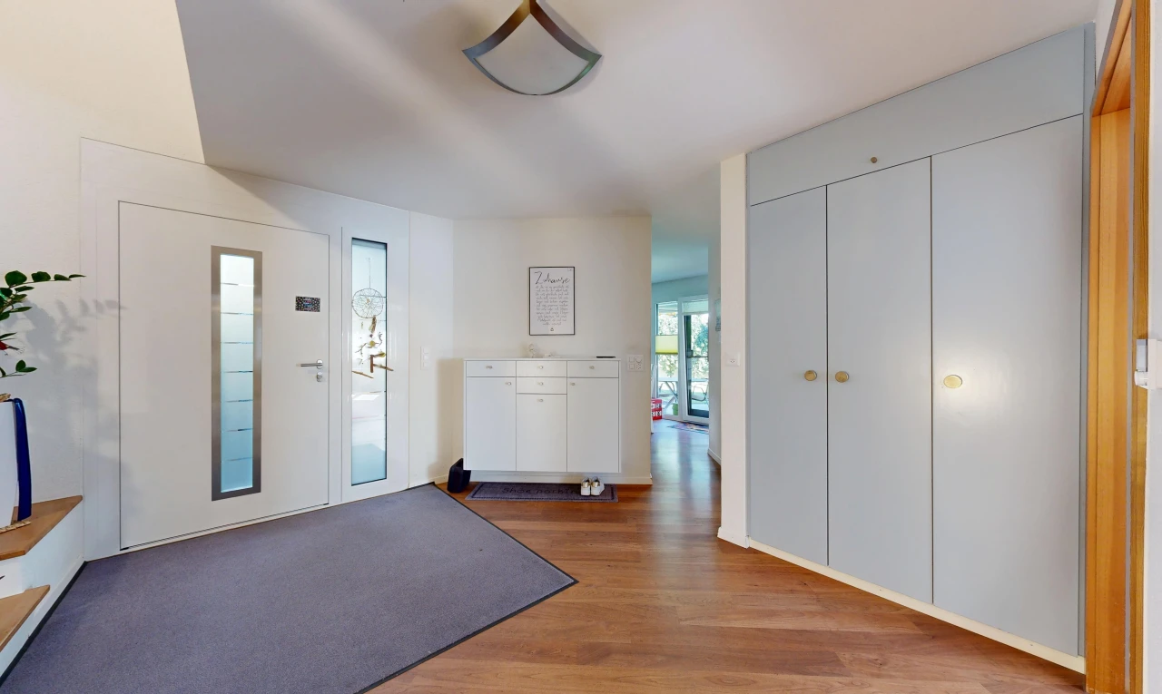 halle / korridor mit außenzugang, wood finish floor, holzfußboden, kleiderschrank, und inside property