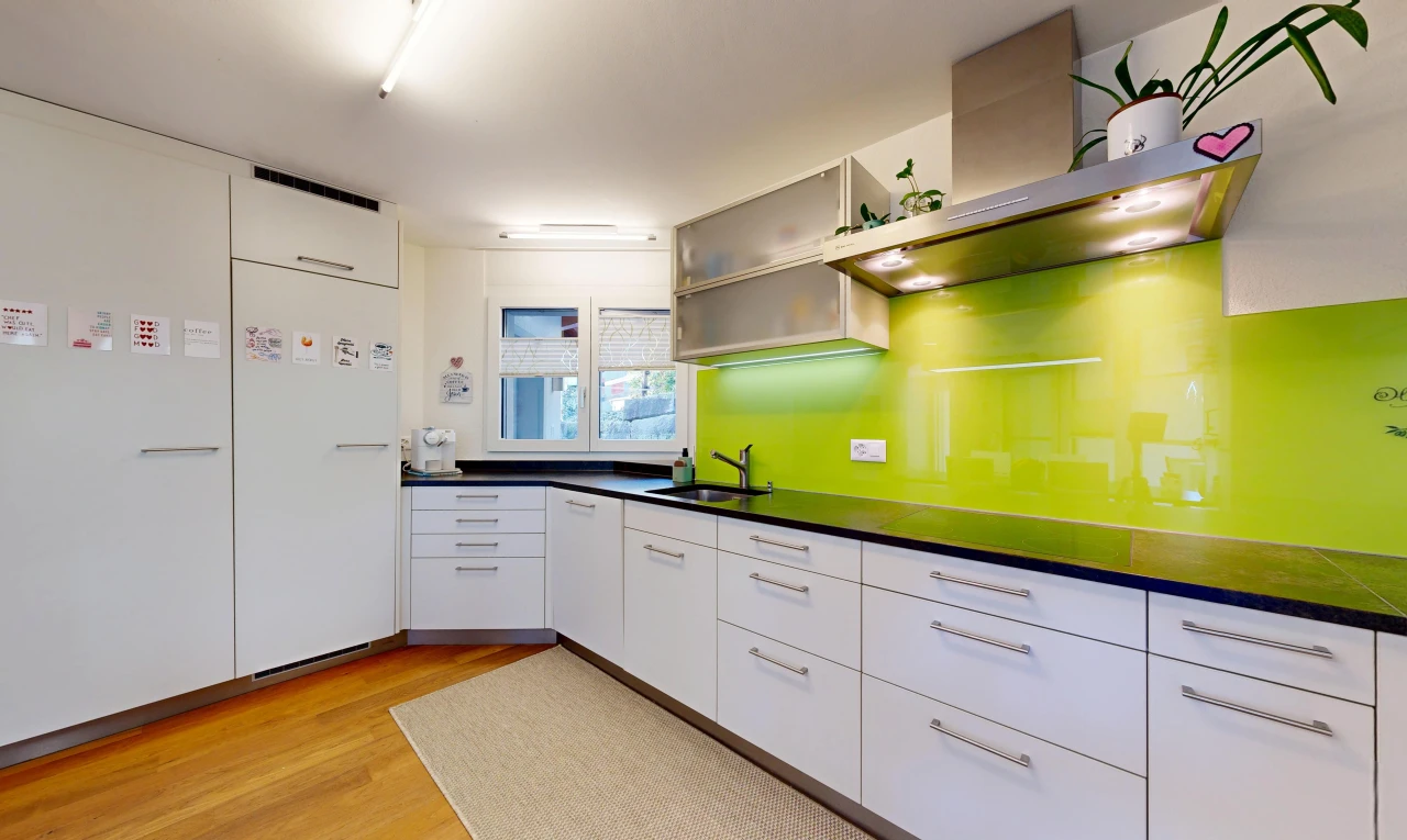 küche mit dunstabzugshaube, dark countertops, arbeitsplatten, open shelves, und offene regale