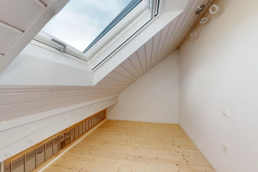 leerer raum mit wood finish floor, holzfußboden, vaulted ceiling, dachschräge, und drywall