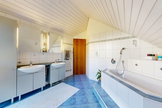 bad mit komplettes badezimmer, tile wall, fliesenwand, bad, und vaulted ceiling