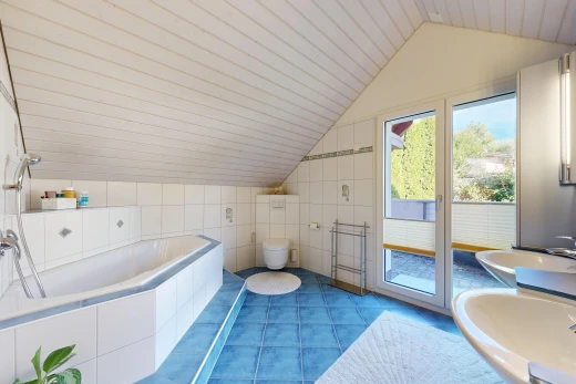 bad mit komplettes badezimmer, bad, vaulted ceiling, dachschräge, und tile wall