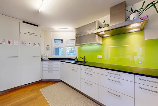 küche mit dunstabzugshaube, dark countertops, arbeitsplatten, open shelves, und offene regale