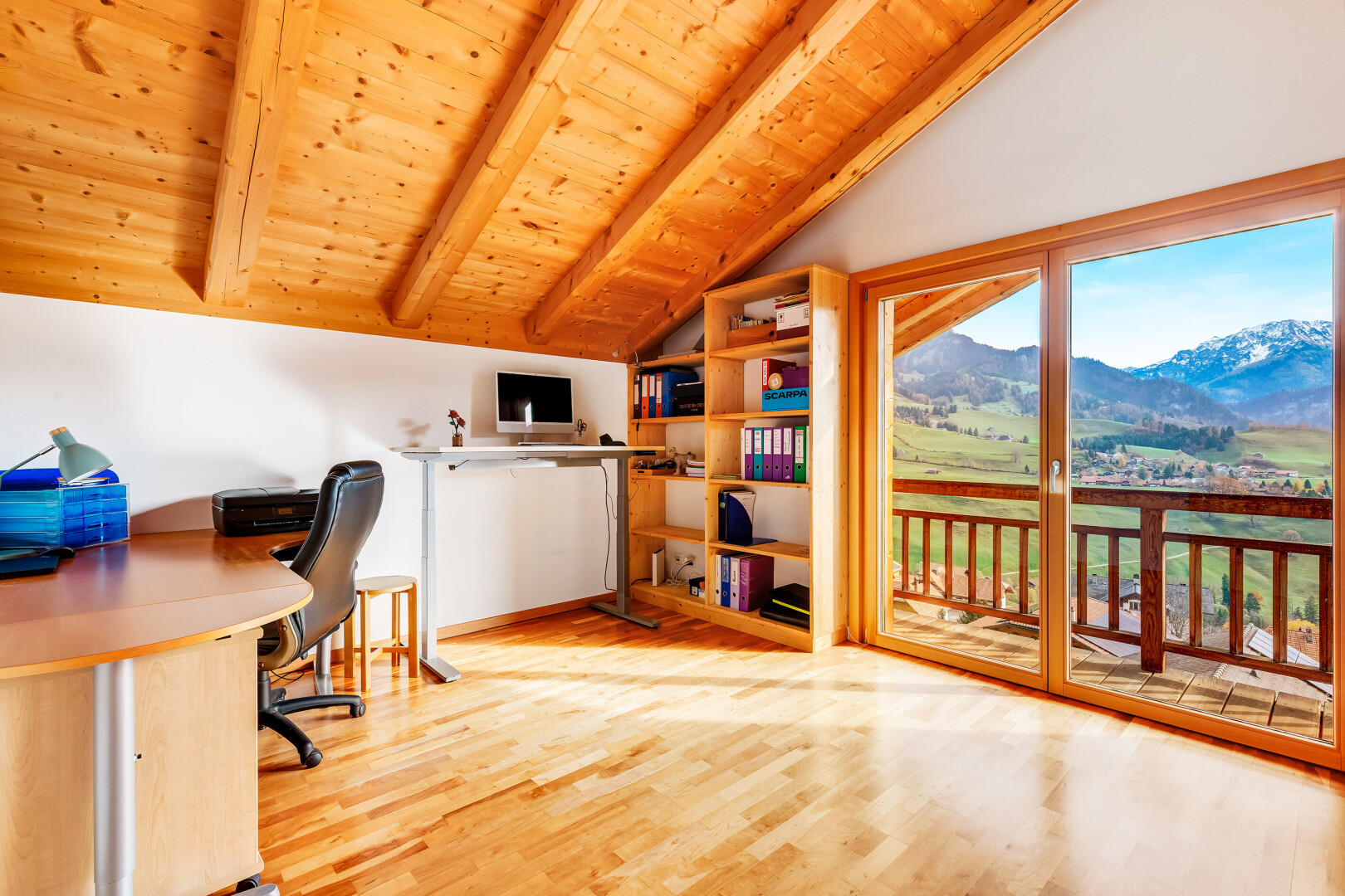 büro mit beamed ceiling, balkendecke, wood ceiling, holzdecke, und wood finish floor