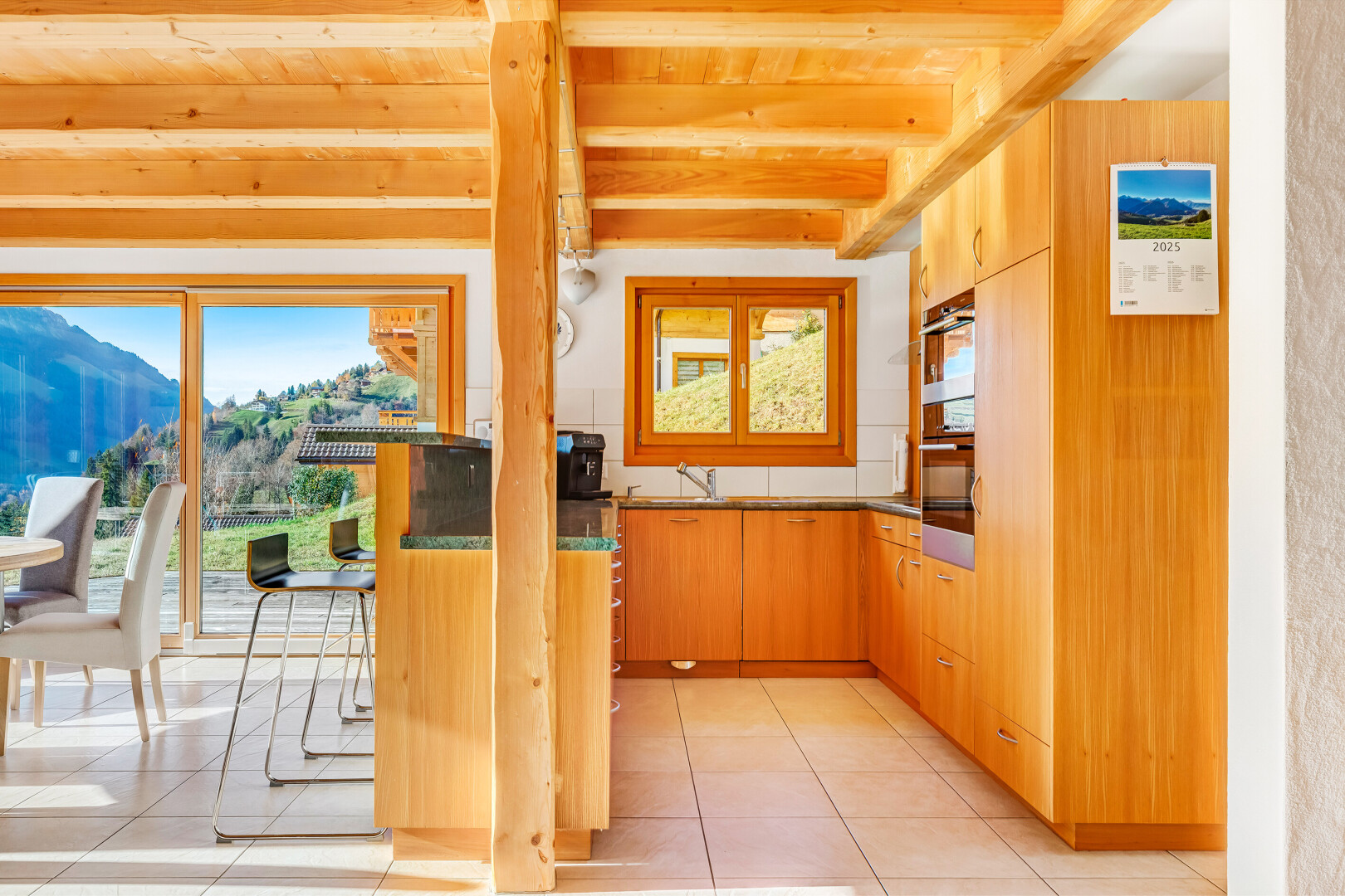 küche mit balkendecke, beamed ceiling, fliesenboden, tile floor, und inside property