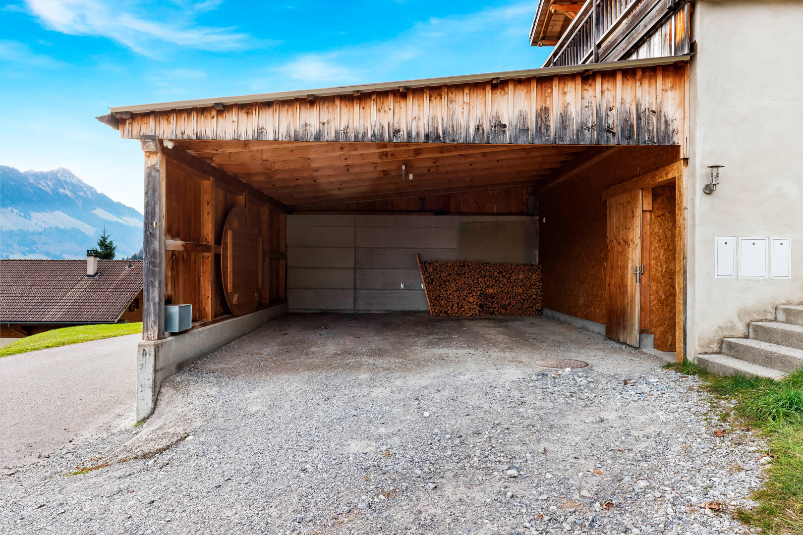 außenansicht mit day time, property visible, blick auf die berge, mountain view, und auffahrt