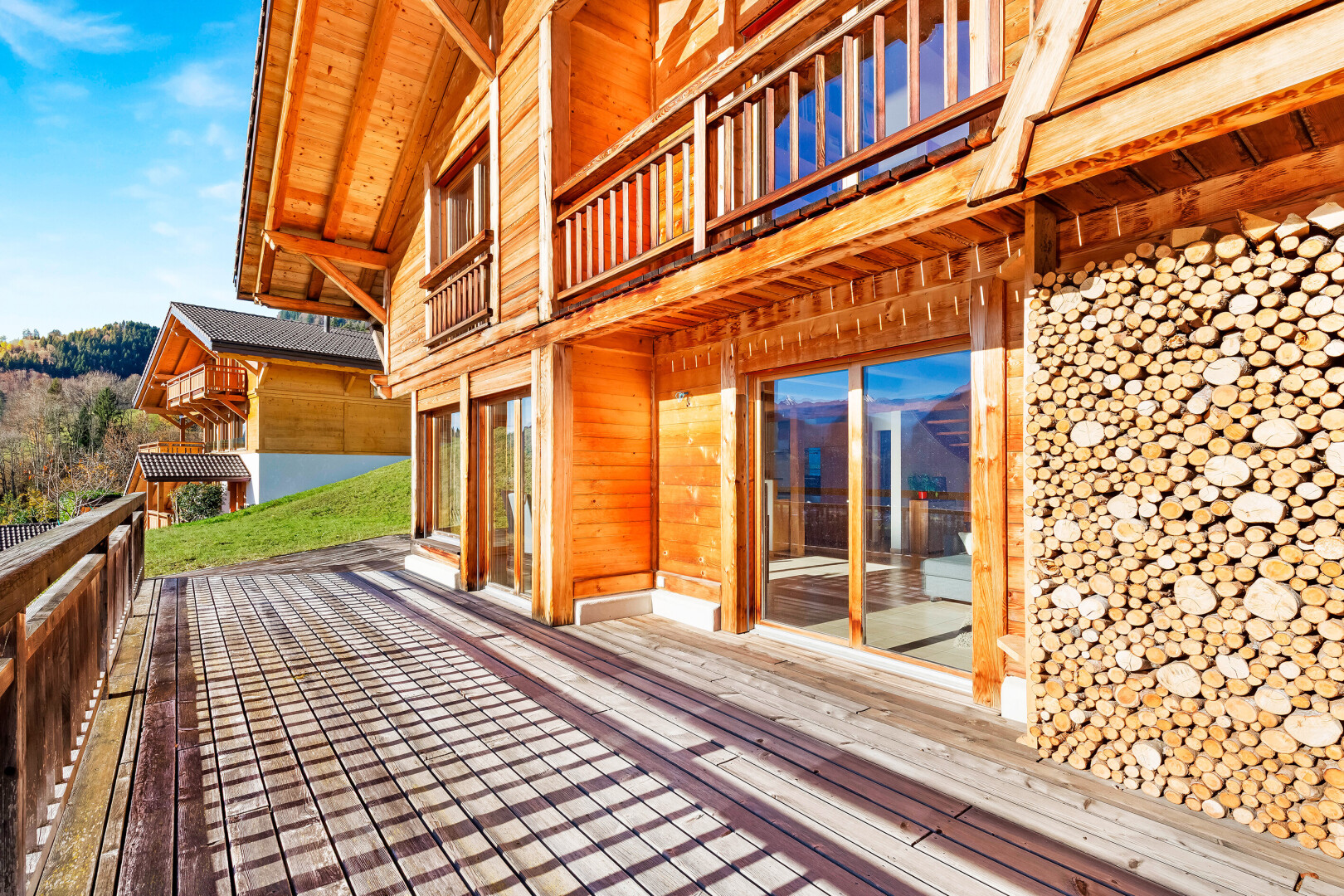 terrasse mit deck, balkon, und property visible