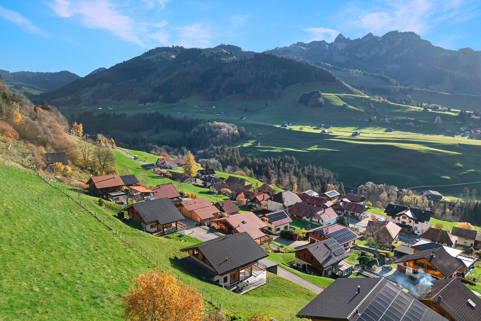 blick auf die berge mit wohngebietblick, residential view, day time, blick auf die berge, und mountain view