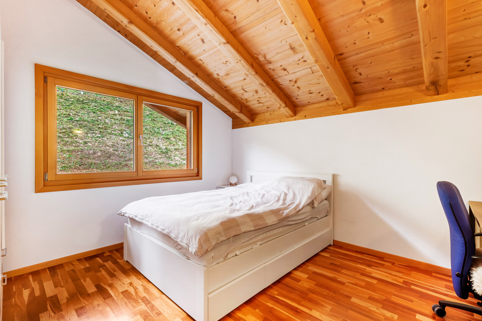 zimmer / schlafzimmer mit natürliches licht, natural light, gipskartonwand, drywall, und balkendecke