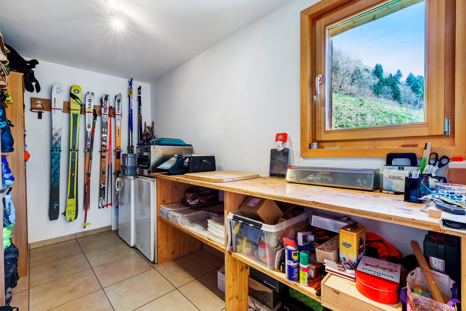 büro mit inside property, fliesenboden, tile floor, gipskartonwand, und drywall