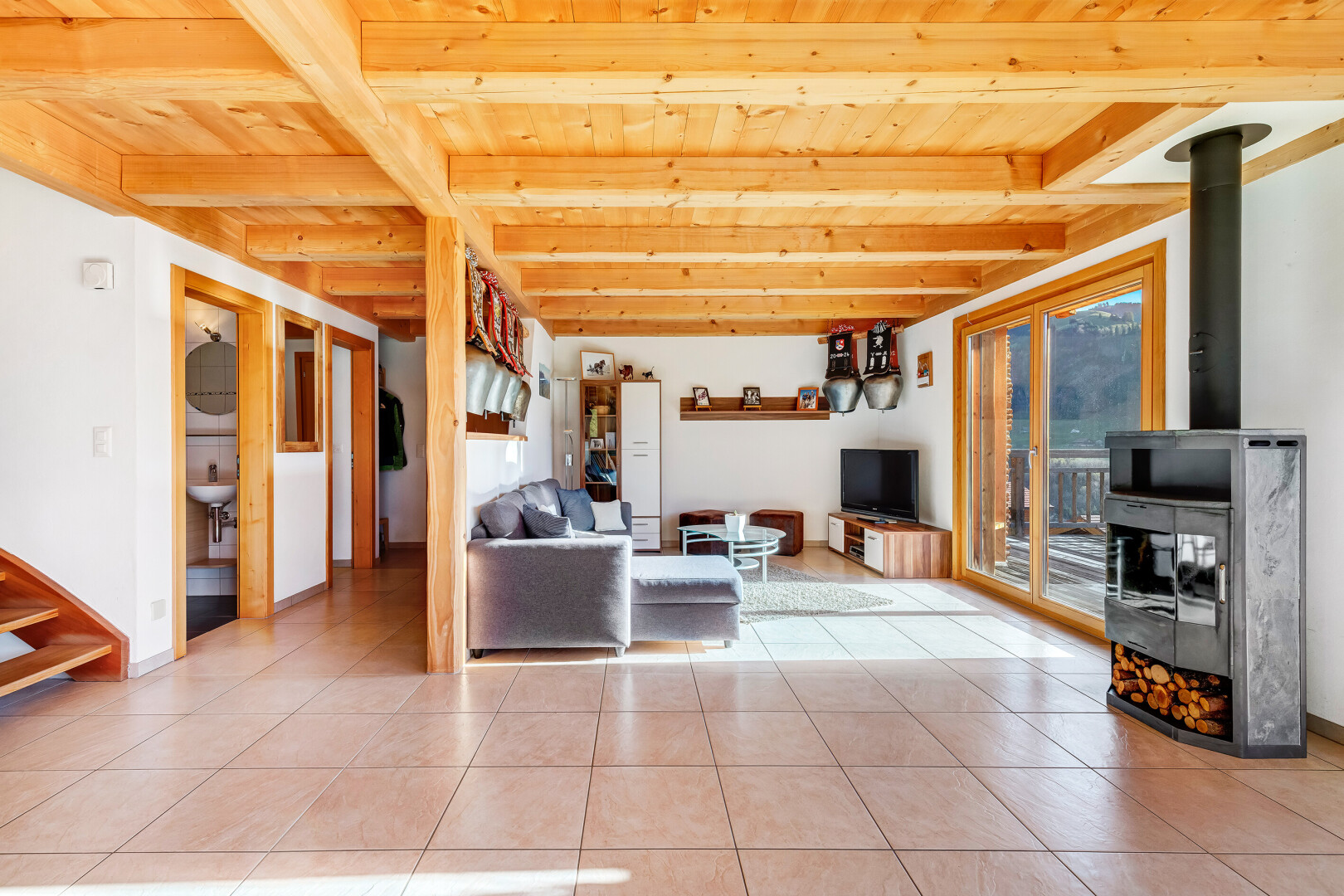wohnzimmer mit balkendecke, beamed ceiling, holzofen, gipskartonwand, und drywall