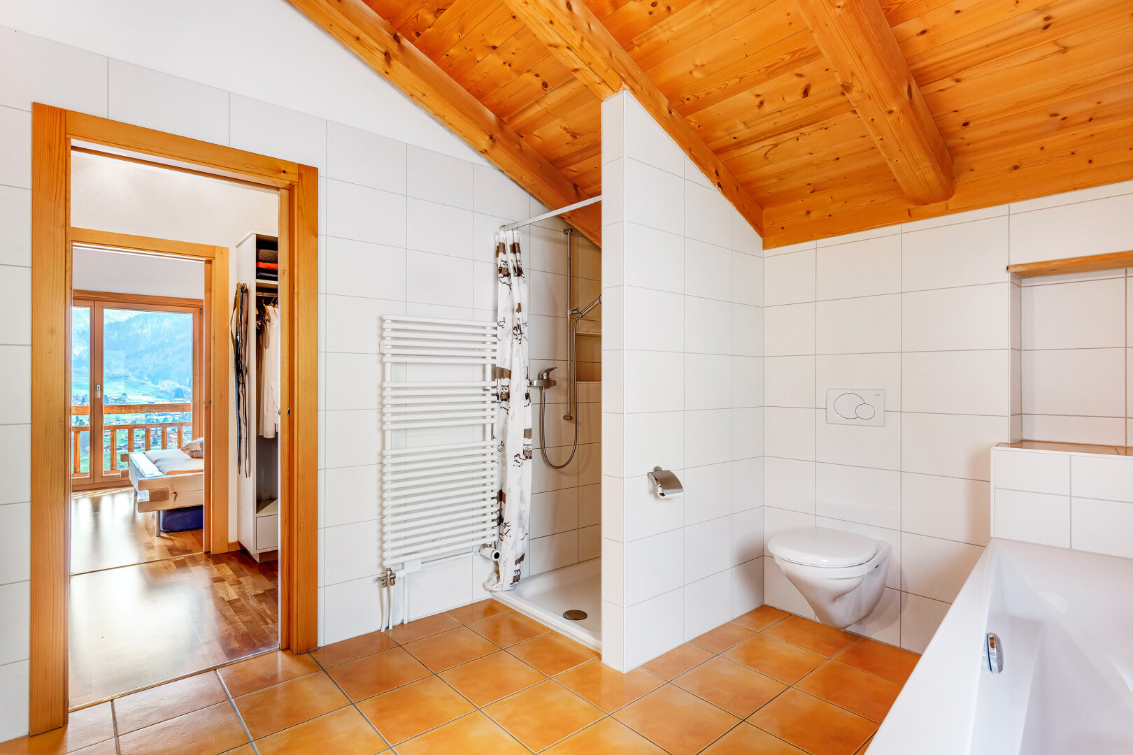 bad mit komplettes badezimmer, handtuchwärmer, kühler, tile wall, und fliesenwand