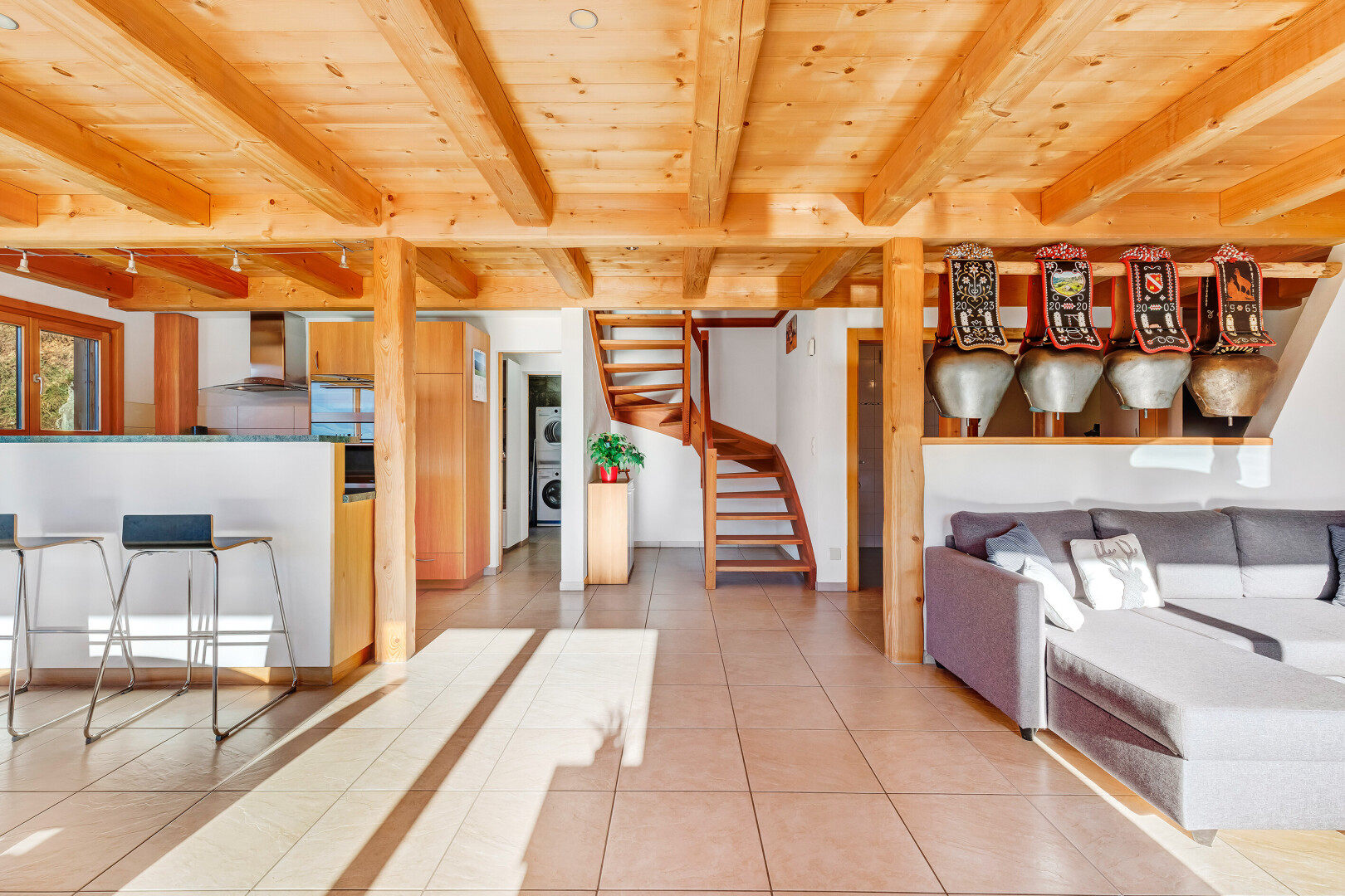 wohnzimmer mit treppen, inside property, fliesenboden, tile floor, und waschturm