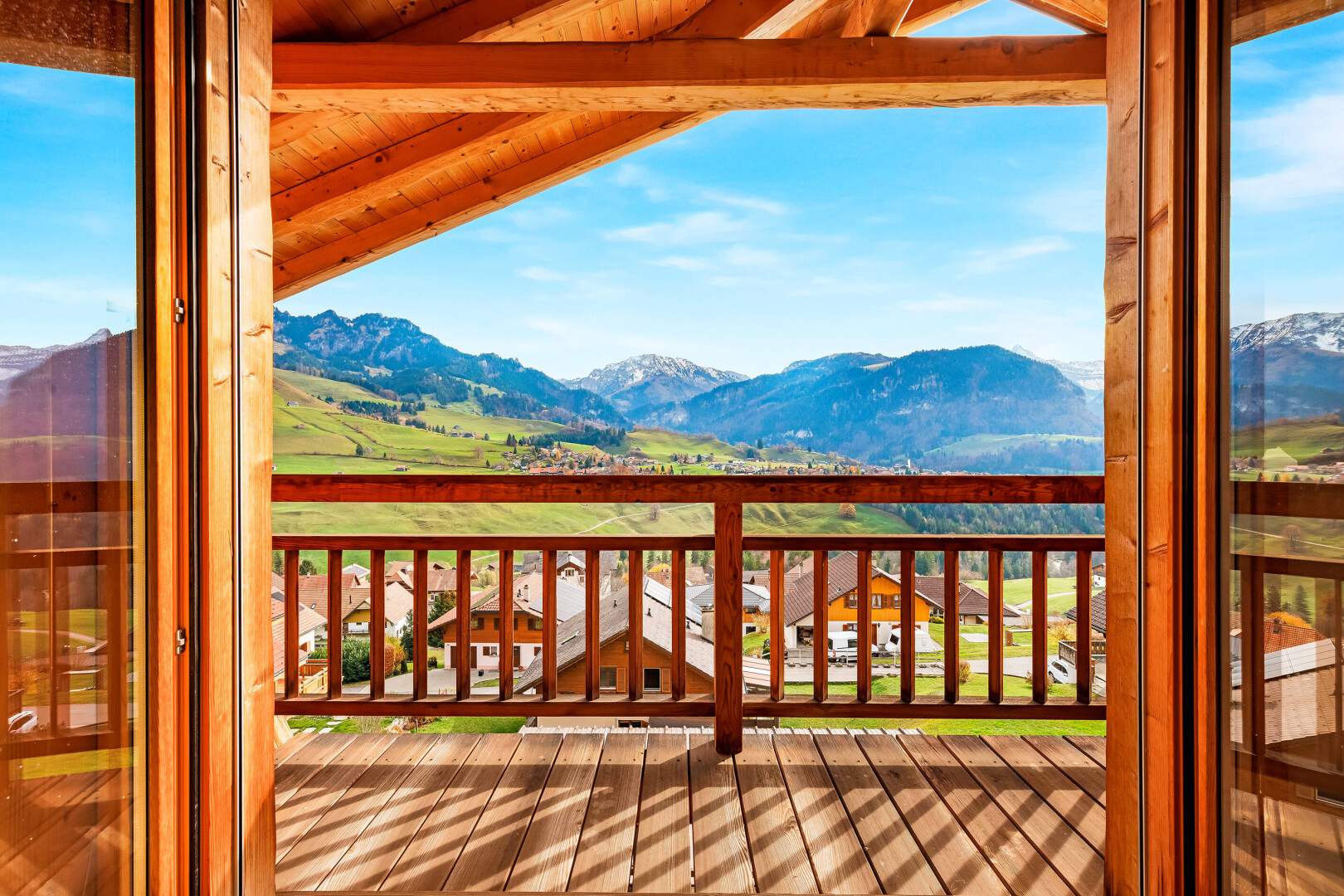 balkon mit blick auf die berge, mountain view, day time, wohngebietblick, und residential view