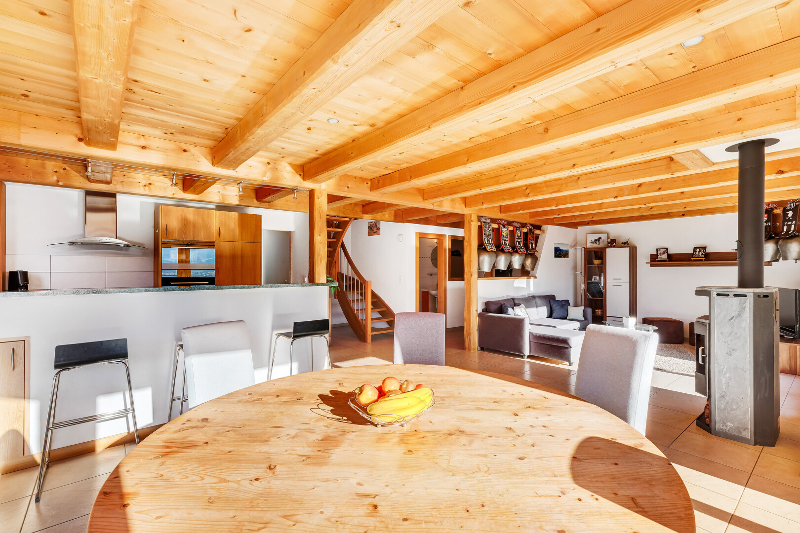 esszimmer mit treppen, inside property, beamed ceiling, balkendecke, und tile floor