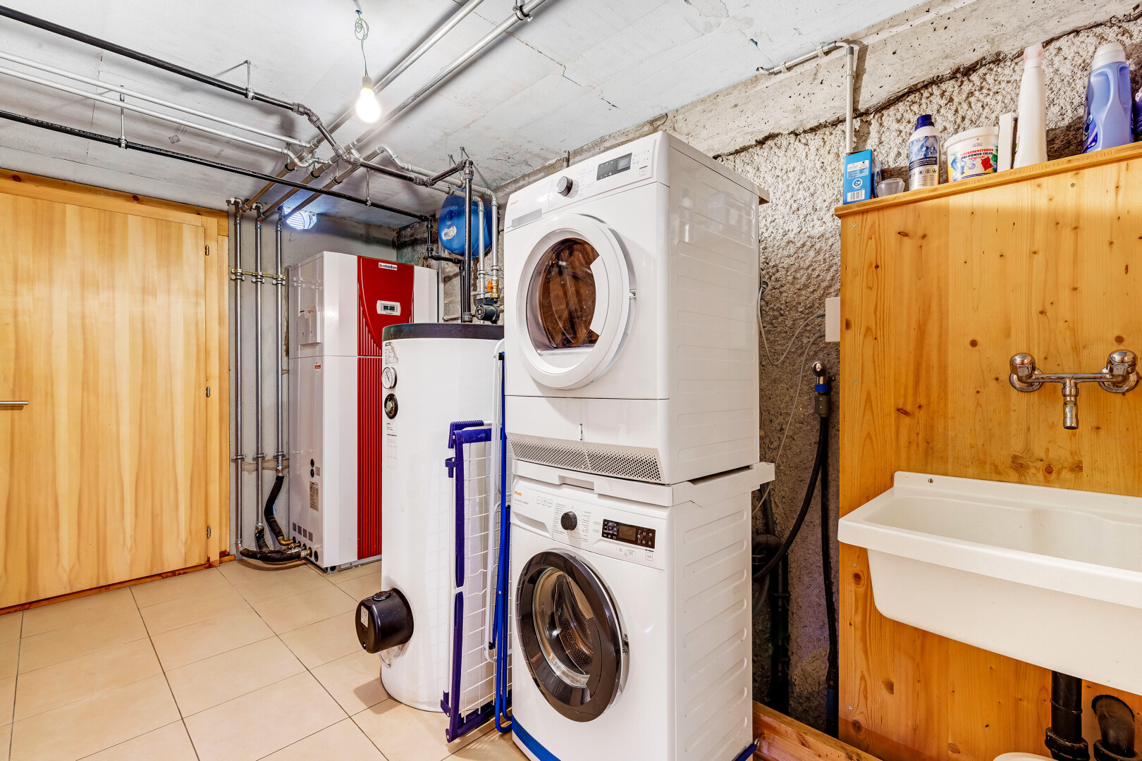 wäschekammer mit keller, inside property, waschturm, wasserkocher, und fliesenboden