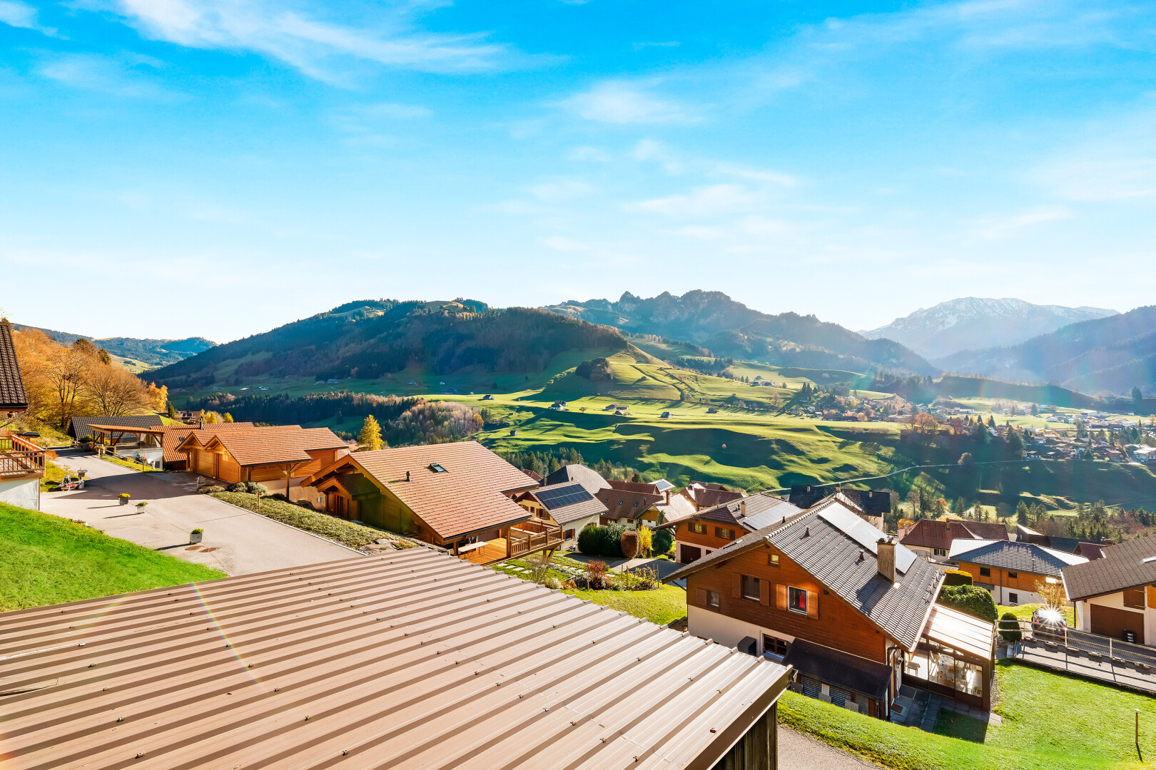 blick auf die berge mit wohngebietblick, residential view, day time, blick auf die berge, und mountain view