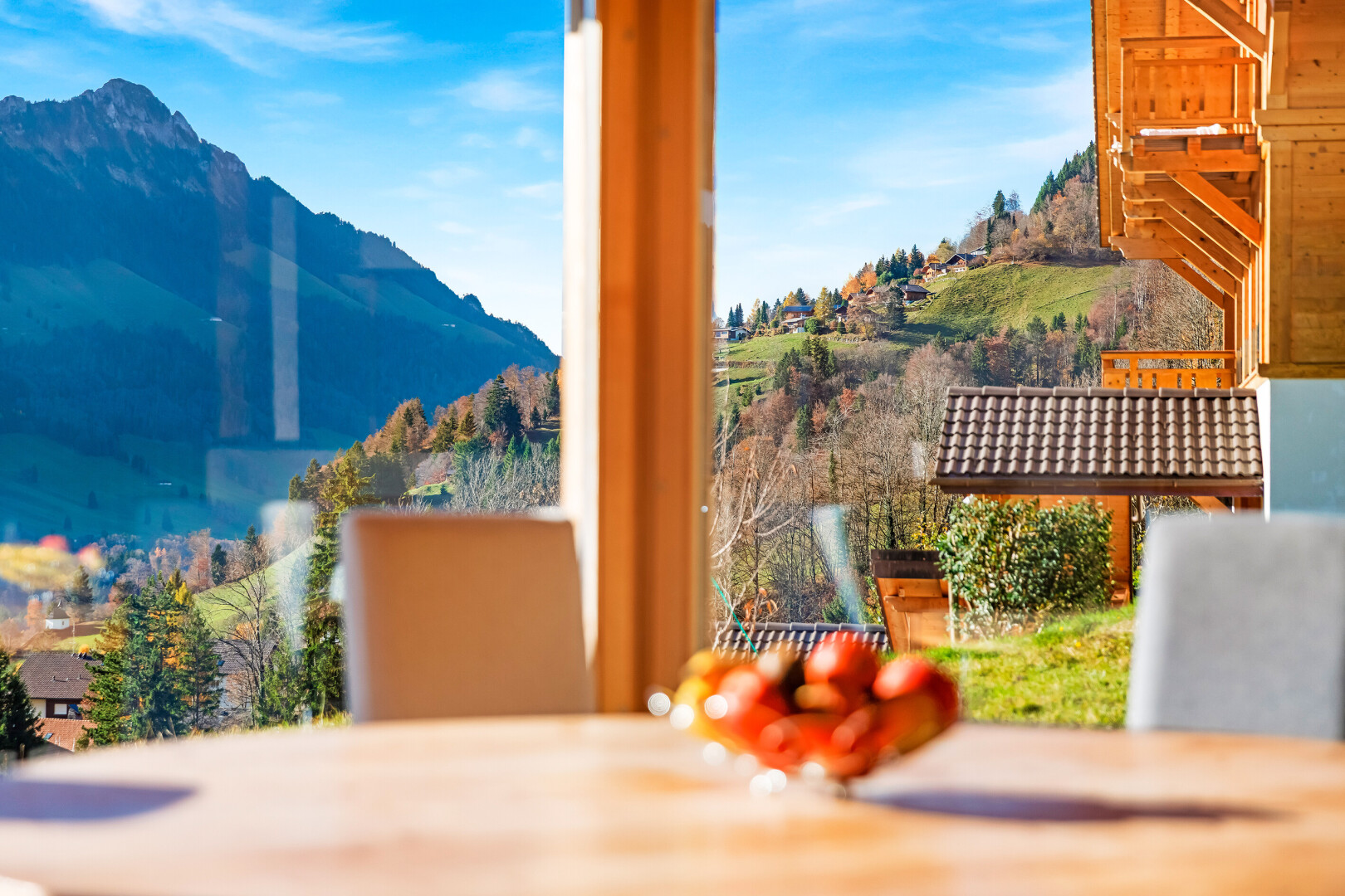blick auf die berge mit blick auf die berge, mountain view, day time, und inside property