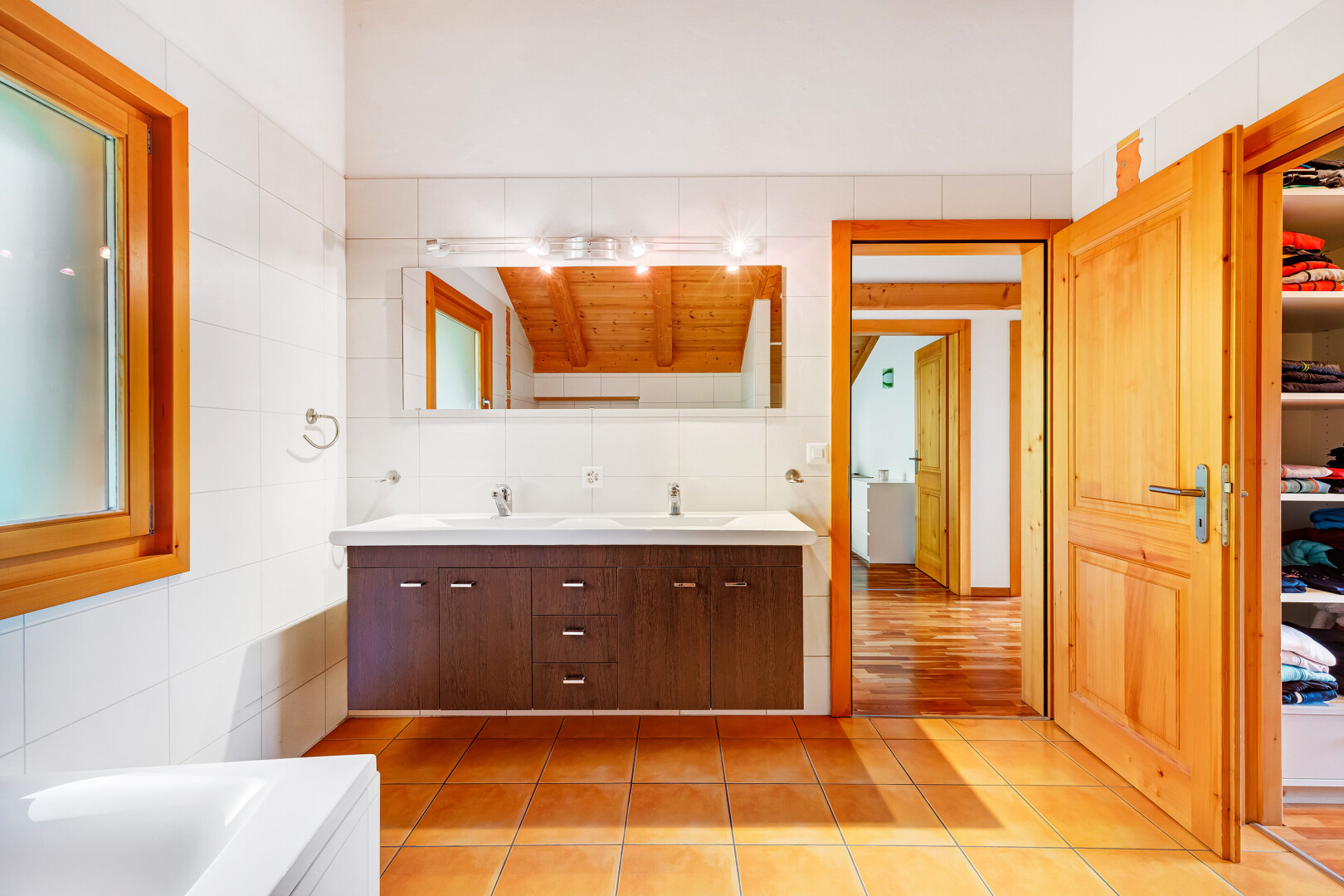 bad mit tile wall, fliesenwand, inside property, doppelwaschtisch, und komplettes badezimmer