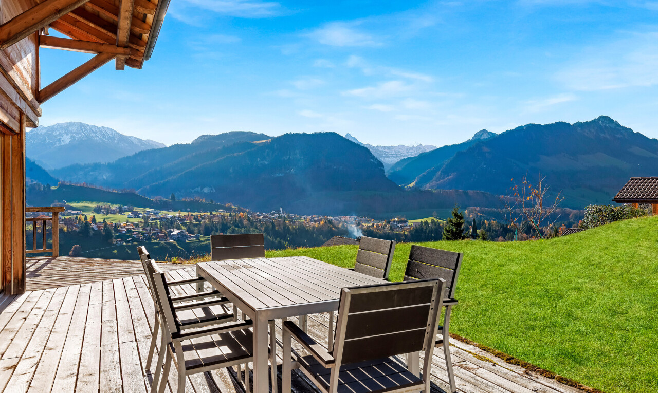 blick auf die berge mit from property, day time, blick auf die berge, und mountain view