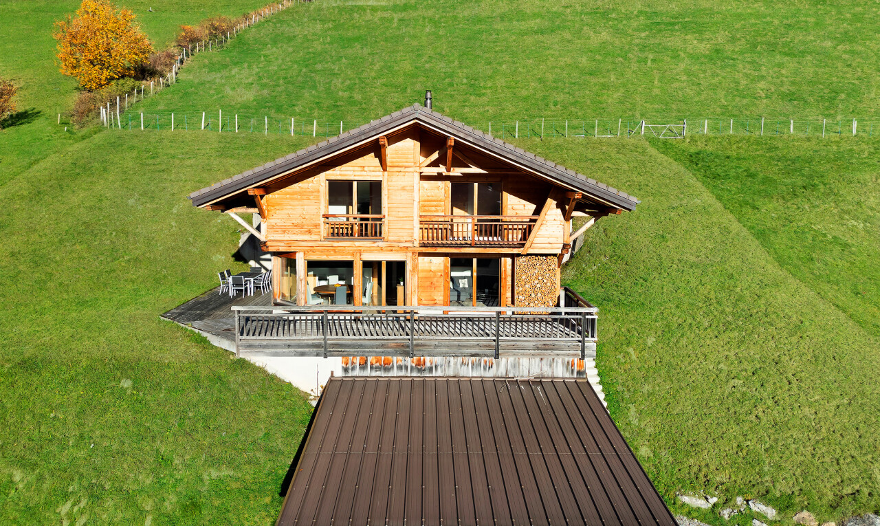 außenansicht mit rasen, balkon, property visible, metalldach, und weidelandblick
