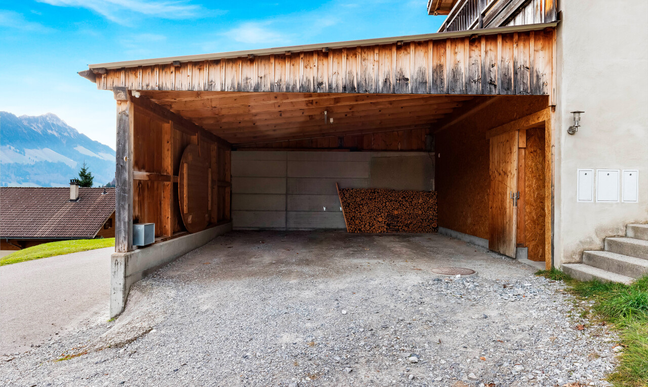 außenansicht mit day time, property visible, blick auf die berge, mountain view, und auffahrt