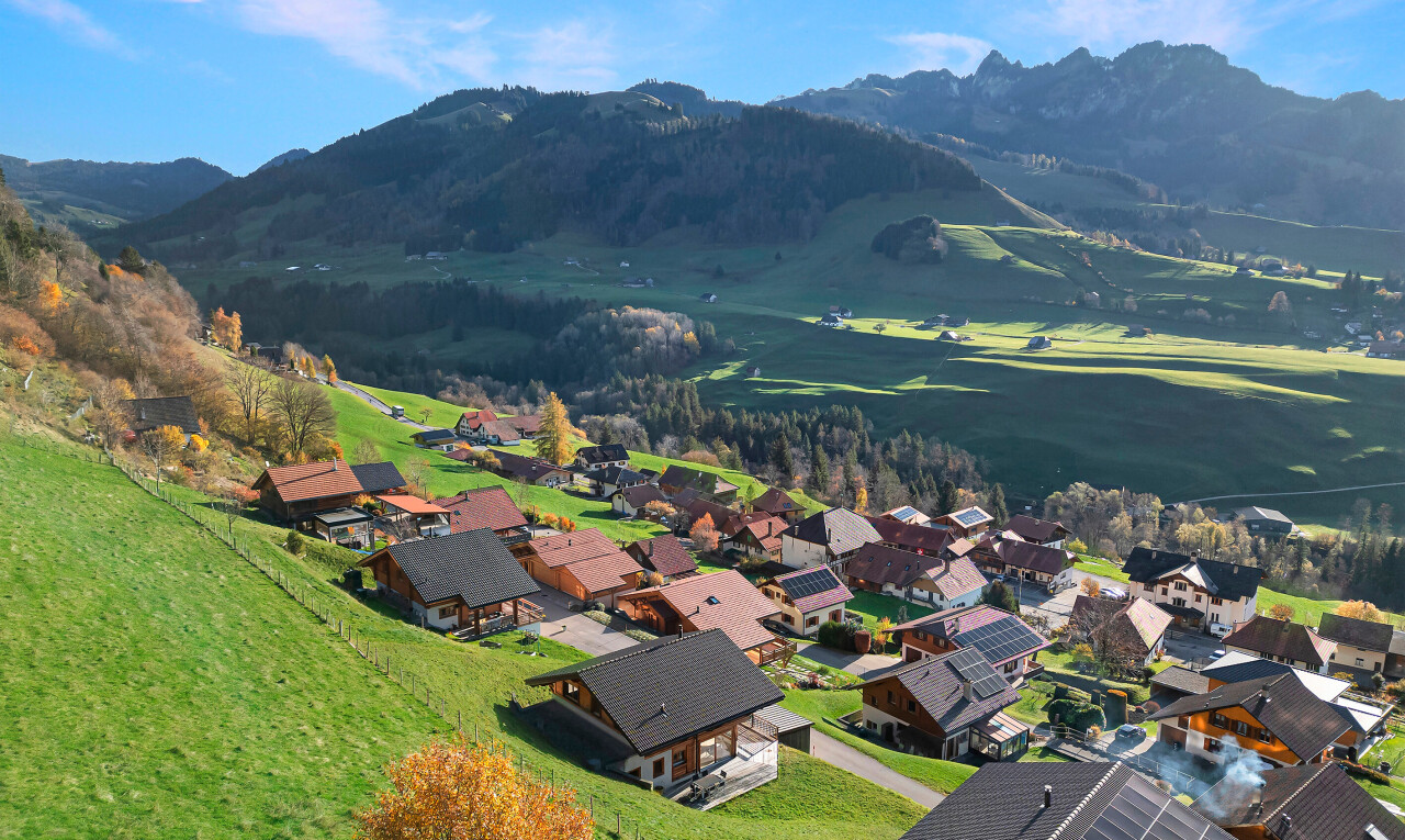 blick auf die berge mit wohngebietblick, residential view, day time, blick auf die berge, und mountain view
