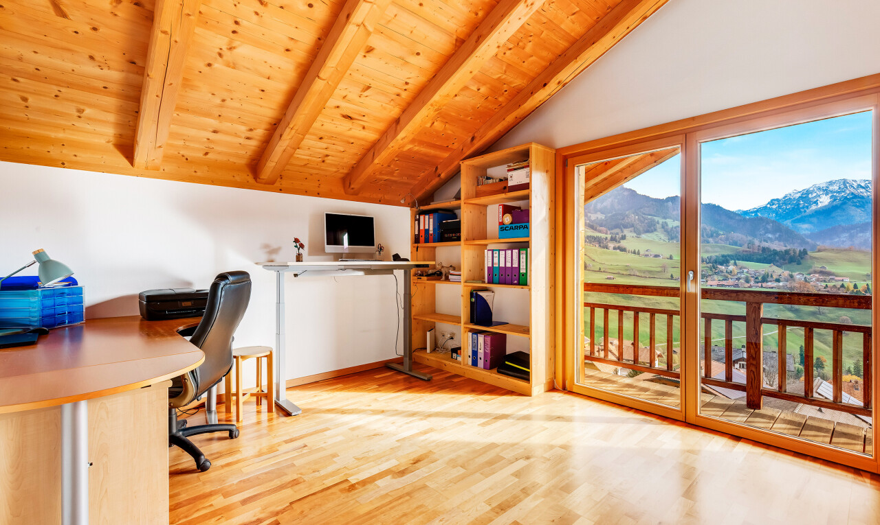 büro mit beamed ceiling, balkendecke, wood ceiling, holzdecke, und wood finish floor