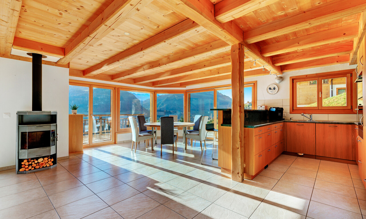 wohnzimmer mit blick auf die berge, mountain view, holzofen, natural light, und natürliches licht