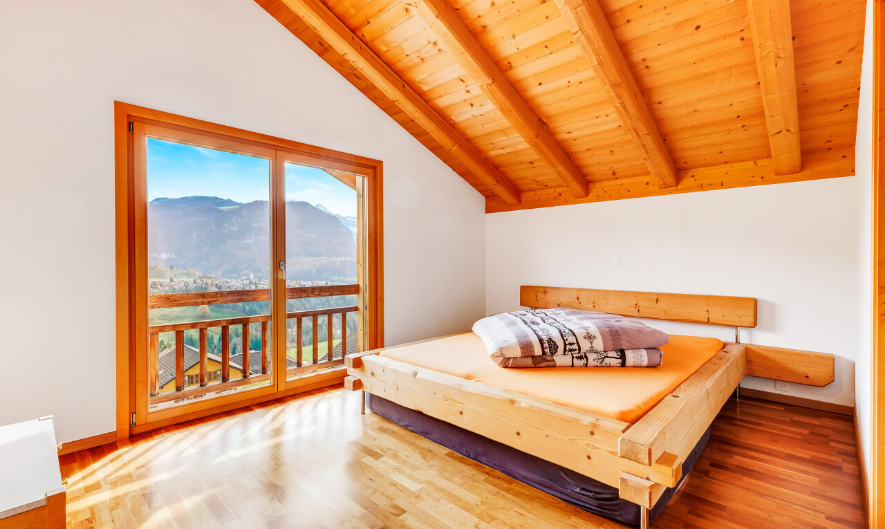 zimmer / schlafzimmer mit natural light, natürliches licht, wood ceiling, holzdecke, und drywall