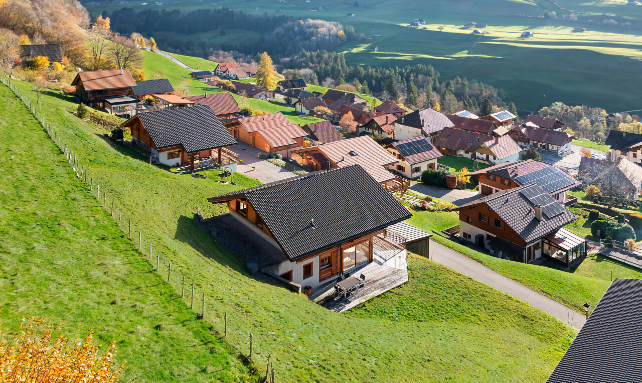 außenansicht mit terrasse, wohngebietblick, residential view, zaun, und rasen
