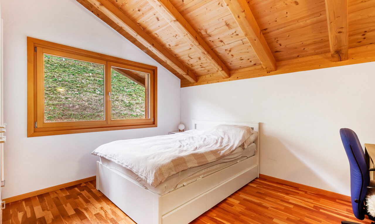 zimmer / schlafzimmer mit natürliches licht, natural light, gipskartonwand, drywall, und balkendecke