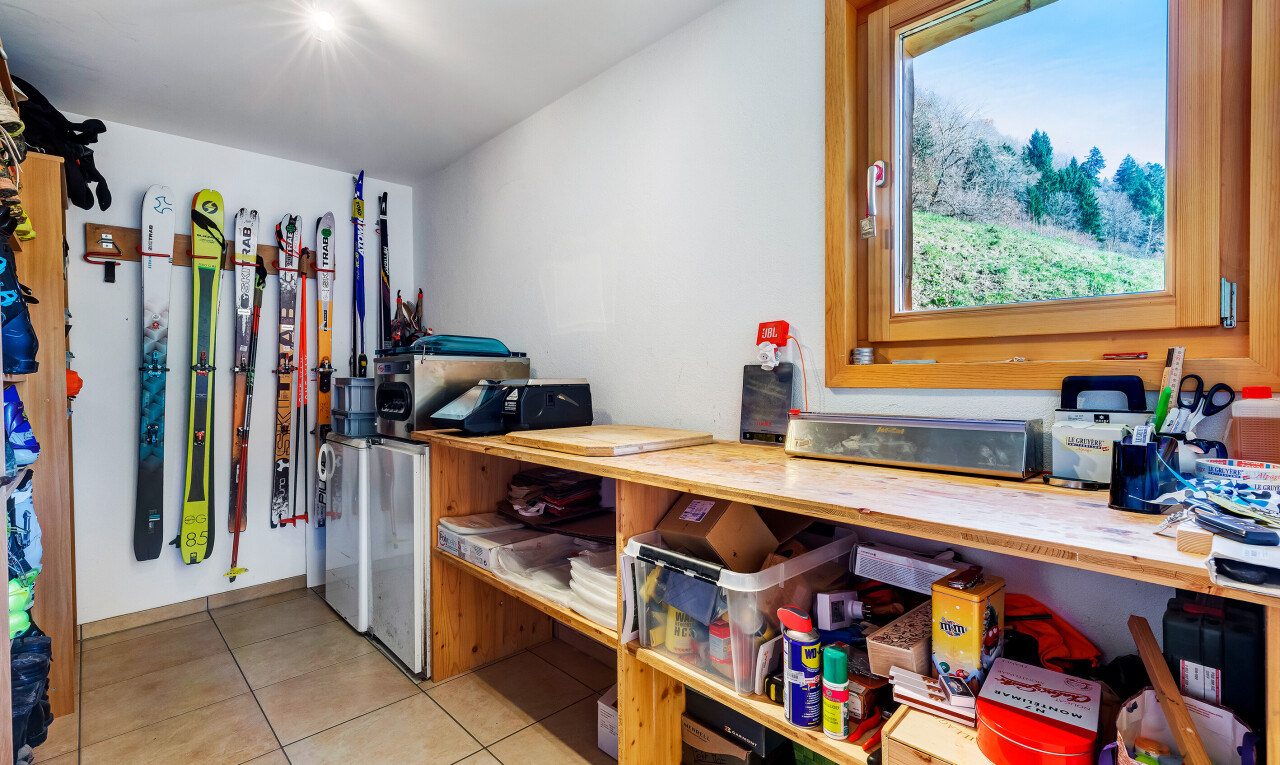 büro mit inside property, fliesenboden, tile floor, gipskartonwand, und drywall