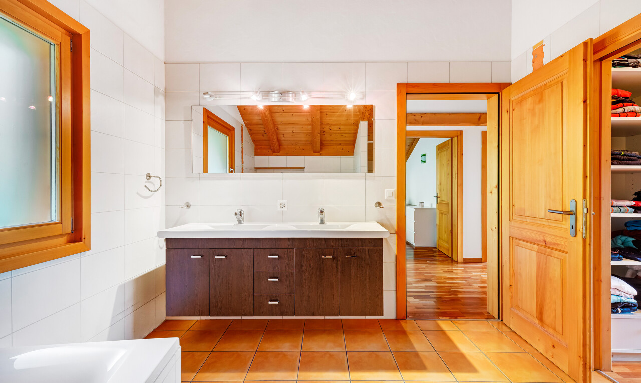 bad mit tile wall, fliesenwand, inside property, doppelwaschtisch, und komplettes badezimmer