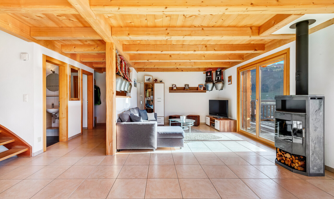 wohnzimmer mit balkendecke, beamed ceiling, holzofen, gipskartonwand, und drywall