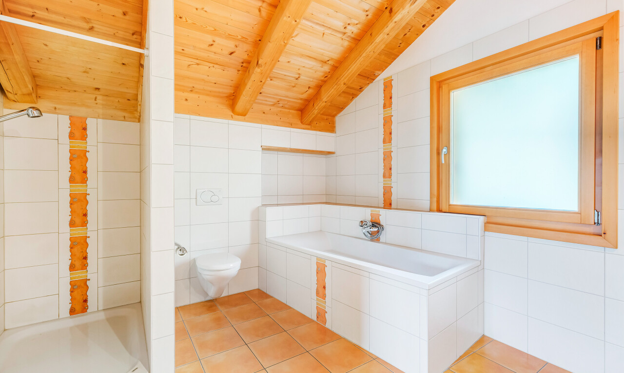 bad mit komplettes badezimmer, tile wall, fliesenwand, inside property, und toilette