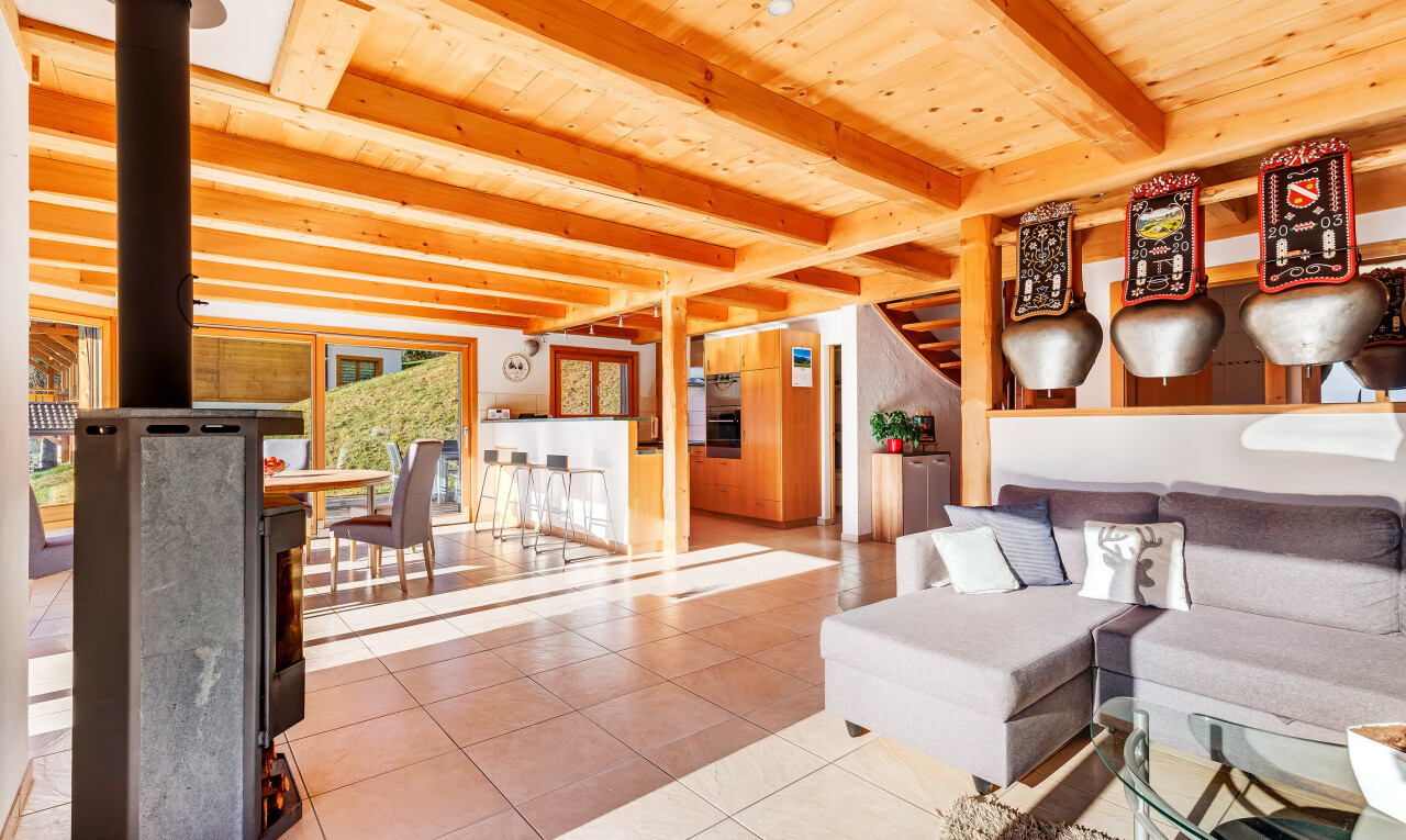 wohnzimmer mit beamed ceiling, balkendecke, tile floor, fliesenboden, und inside property