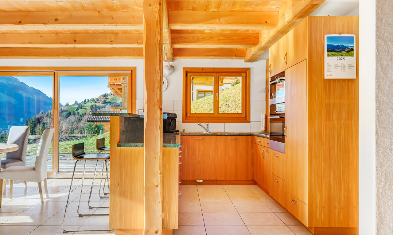küche mit balkendecke, beamed ceiling, fliesenboden, tile floor, und inside property