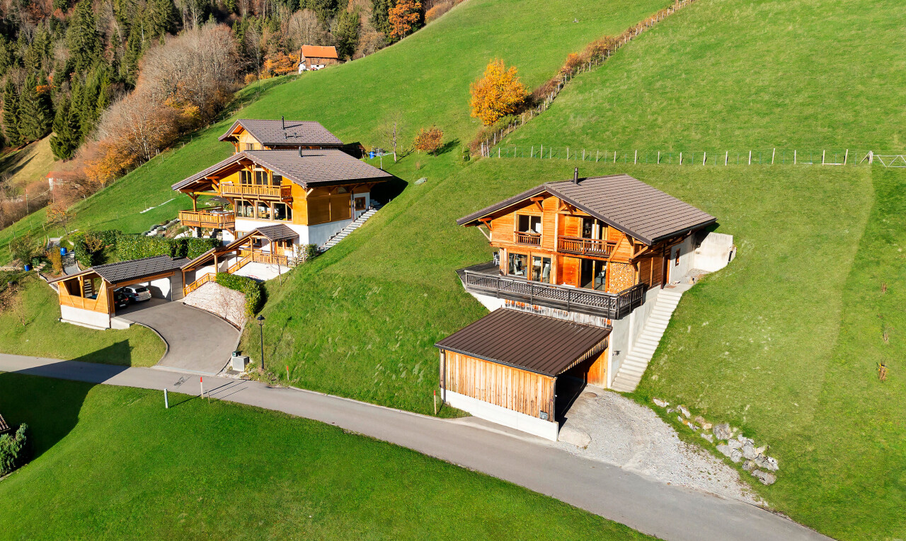 außenansicht mit property visible, rasen, balkon, außenansicht, und auffahrt