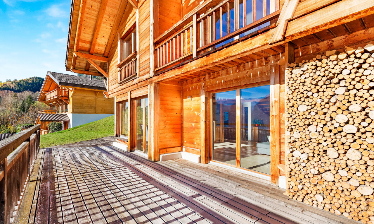 terrasse mit deck, balkon, und property visible