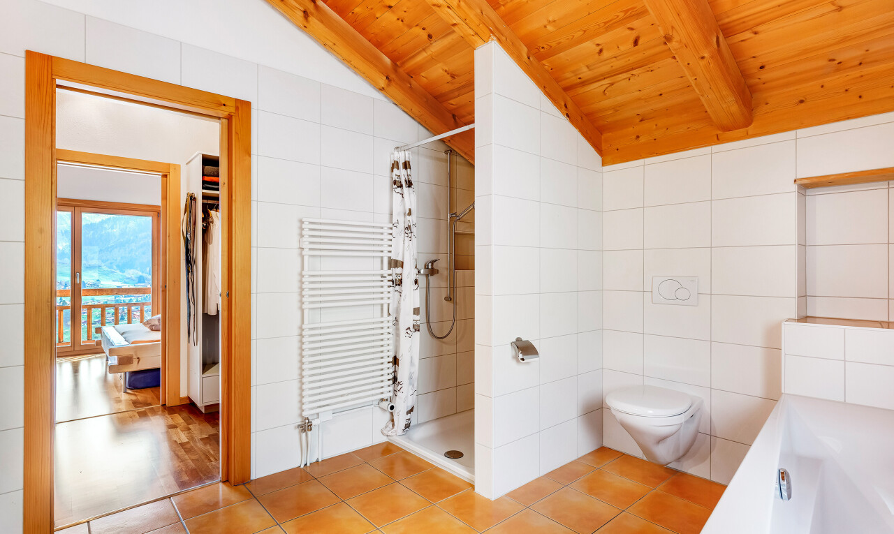 bad mit komplettes badezimmer, handtuchwärmer, kühler, tile wall, und fliesenwand