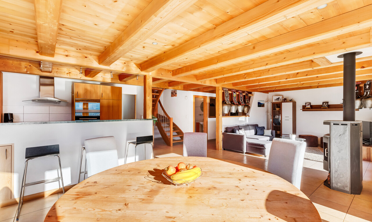 esszimmer mit treppen, inside property, beamed ceiling, balkendecke, und tile floor