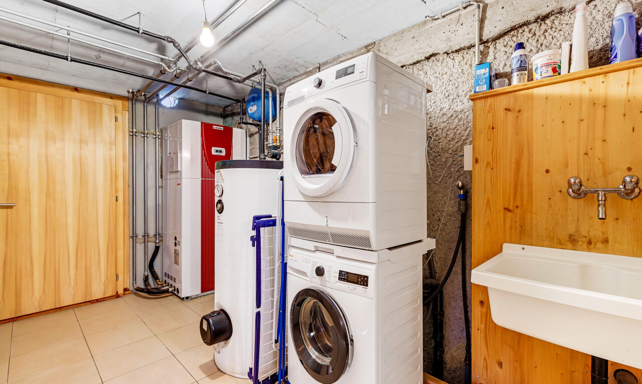 wäschekammer mit keller, inside property, waschturm, wasserkocher, und fliesenboden